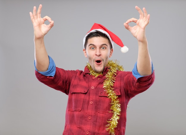 Joven cool con sombrero de santa claus