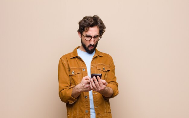 Joven cool usando su teléfono inteligente