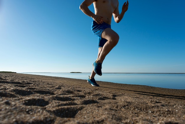 joven corre a lo largo de la orilla del mar Estilo de vida saludable