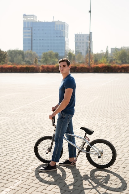 Joven corredor de bmx urbano en la ciudad.