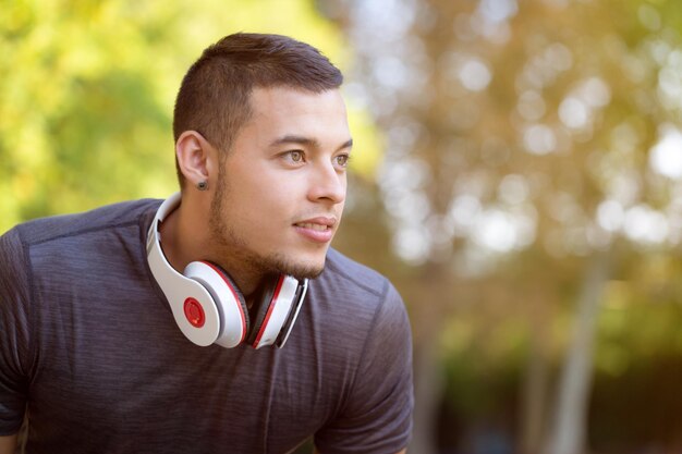 Joven corredor latino mirando hacia el futuro pensando correr trotar entrenamiento deportivo entrenamiento físico