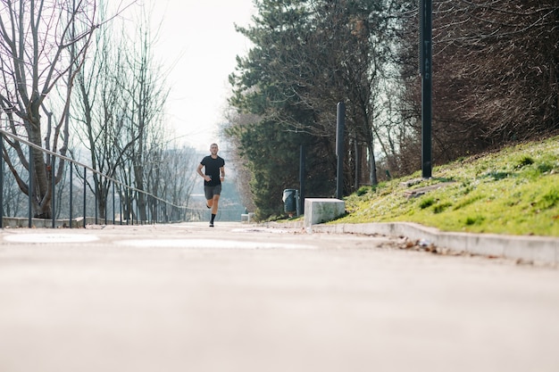 Joven corriendo entrenamiento al aire libre