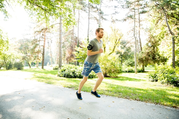 Joven corriendo en el parque de otoño