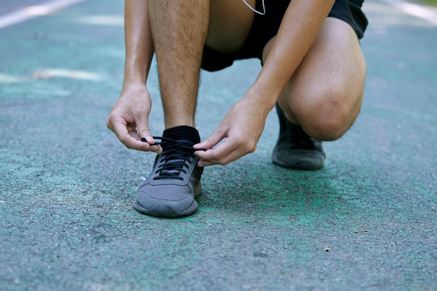 Un joven corriendo en el parque.