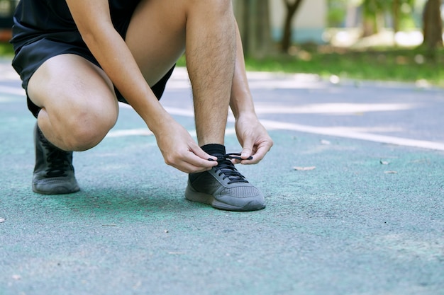 Un joven corriendo en el parque.