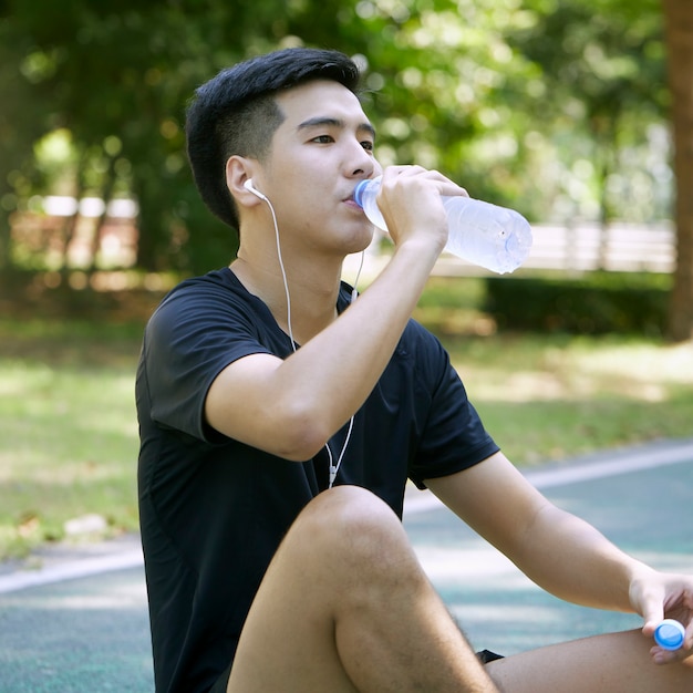 Un joven corriendo en el parque.