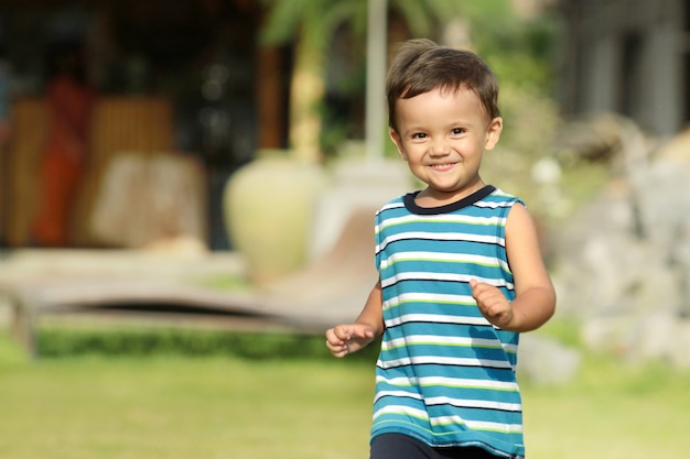 Joven corriendo y sonriendo