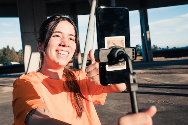 Joven creadora de contenido transmitiendo a sus seguidores en un escenario urbano