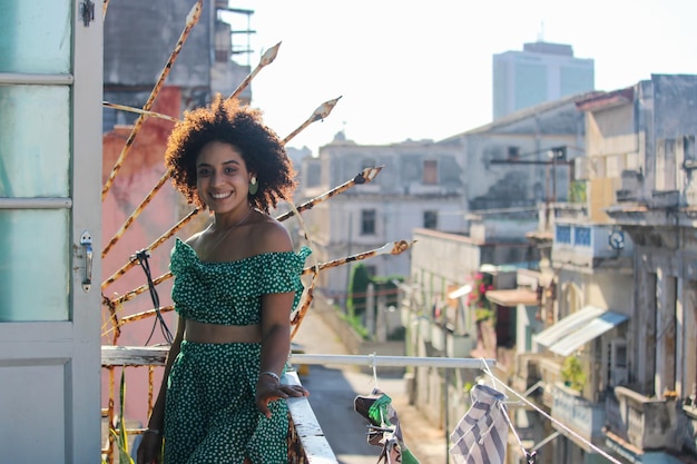 joven cubana en el balcón de Ciudad de La Habana