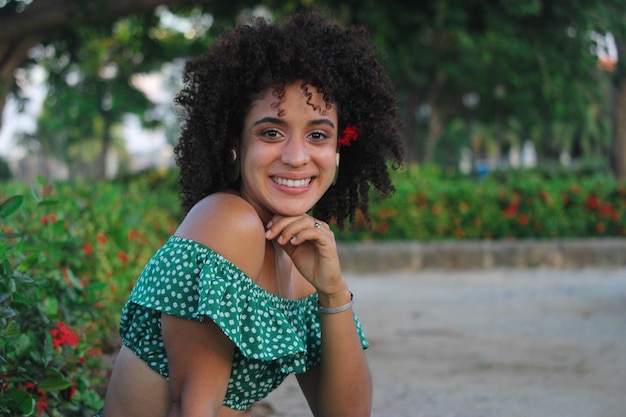 Joven cubana en un parque natural