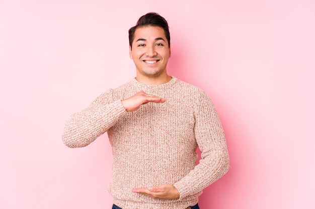 Joven con curvas posando en rosa