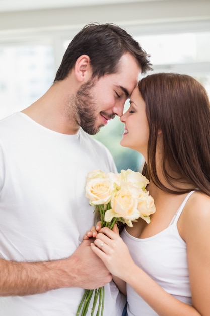 Joven dando rosas blancas a la novia