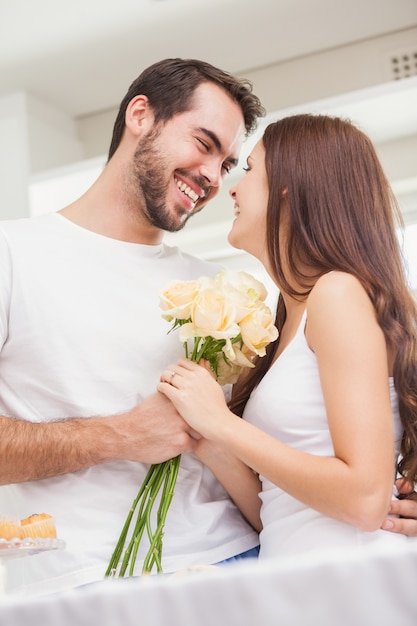 Joven dando rosas blancas a la novia