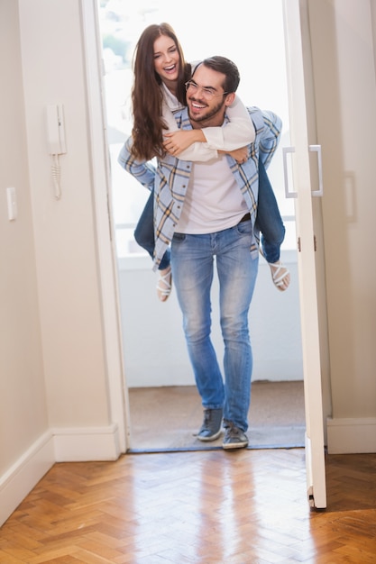 Joven dando a su novia un paseo en tándem