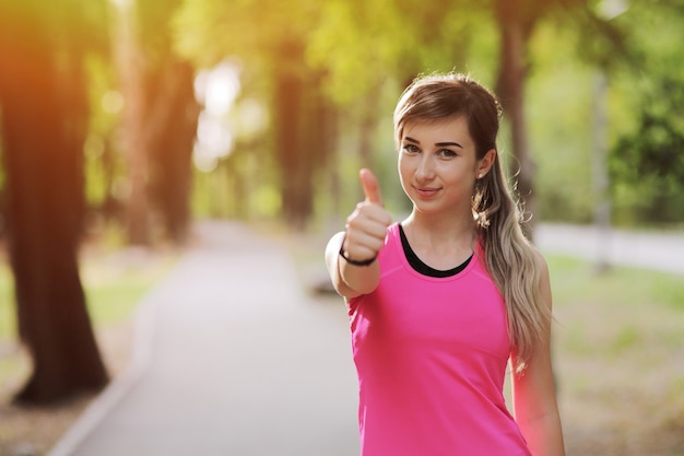 La joven se dedica a la aptitud deportiva en el bosque de la naturaleza.