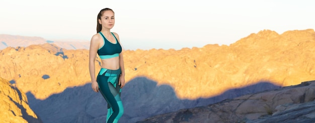 Una joven delgada atlética en ropa deportiva realiza un conjunto de ejercicios Fitness y estilo de vida saludable