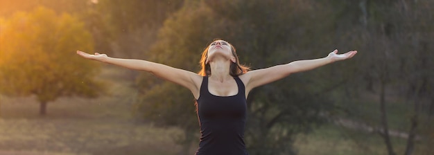 Una joven delgada atlética en ropa deportiva realiza un conjunto de ejercicios Fitness y estilo de vida saludable