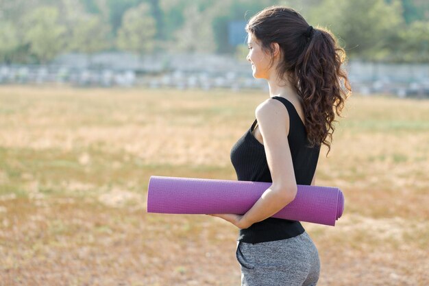 Una joven delgada atlética en ropa deportiva realiza un conjunto de ejercicios Fitness y estilo de vida saludable