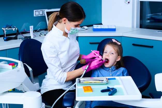 Una joven dentista trabajando en su oficina