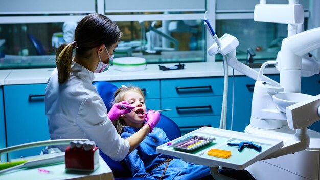 Una joven dentista trabajando en su oficina