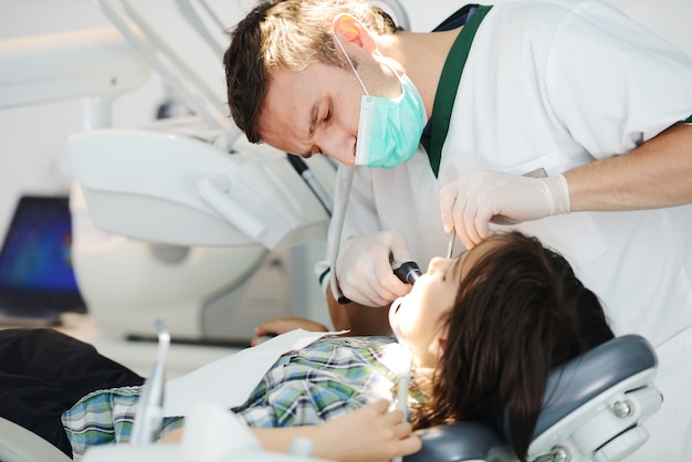 Joven dentista en el trabajo en la oficina