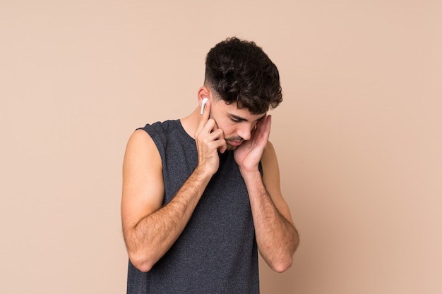 Joven deporte escuchando música