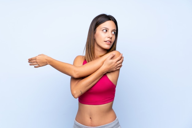 Joven deporte mujer estirando el brazo