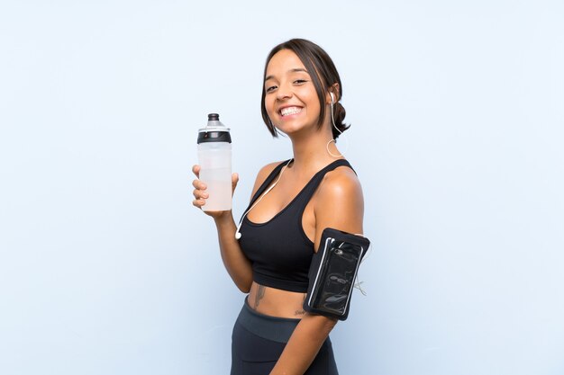 Joven deporte niña con una botella de agua