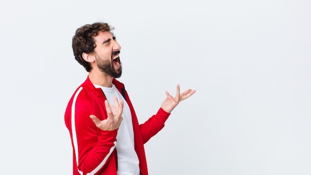 joven deporte vestido hombre gritando furiosamente