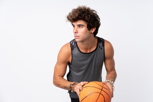 Joven deportista con baloncesto