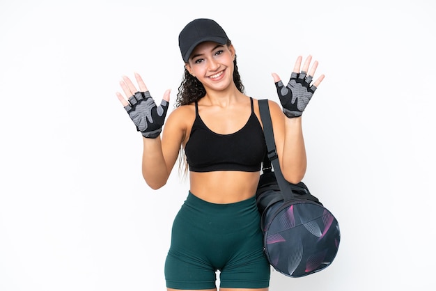 Joven deportista con bolsa deportiva aislada de fondo blanco contando diez con los dedos