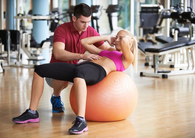 joven deportista con ejercicio de entrenador en el gimnasio