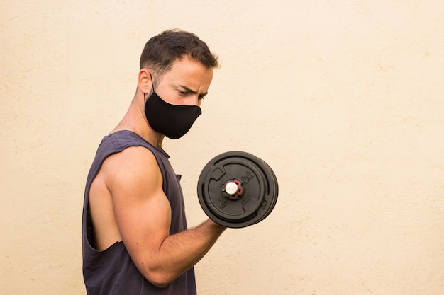 Joven deportista durante el entrenamiento con máscara