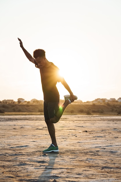 Joven deportista hace ejercicios de fitness al aire libre