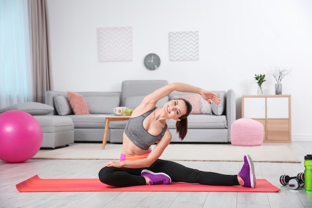 Joven deportista haciendo ejercicio en casa