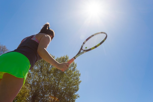 Joven deportista jugando en la cancha de tenis