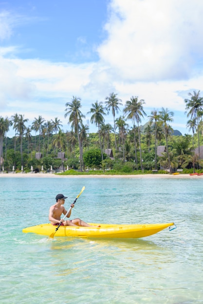 Un joven deportista en kayak en el océano en un día soleado