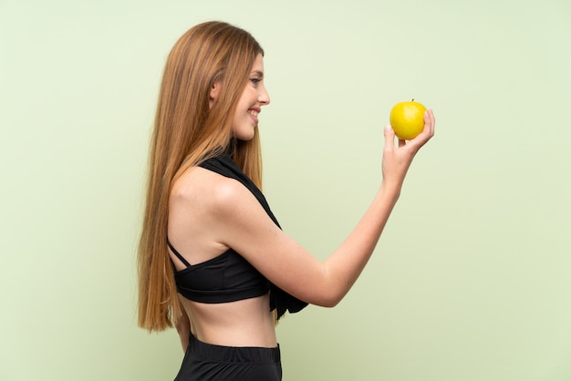 Joven deportista con una manzana