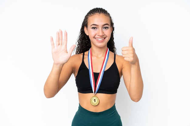 Joven deportista con medallas aisladas de fondo blanco contando seis con los dedos