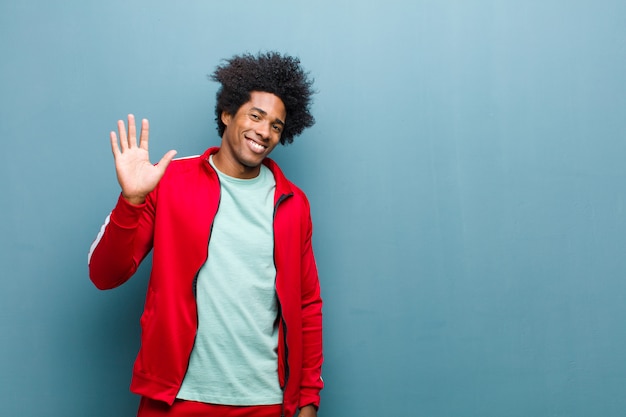 Joven deportista negro sonriendo felizmente