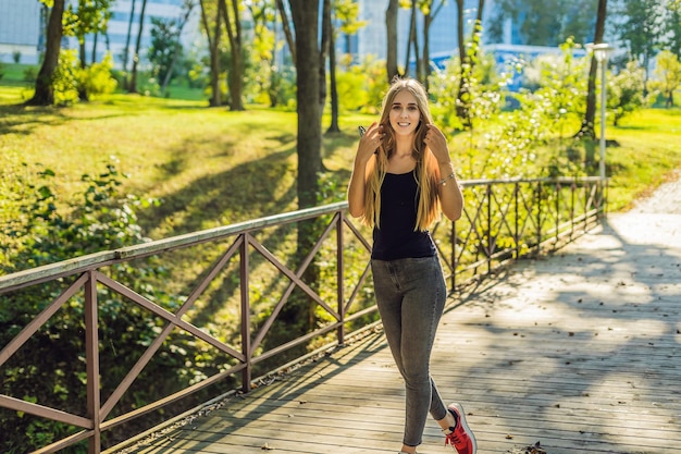 Joven deportista posando en el parque