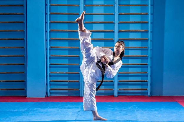 Joven deportista practicando el arte marcial del concepto de estilo de vida saludable de taekwondo