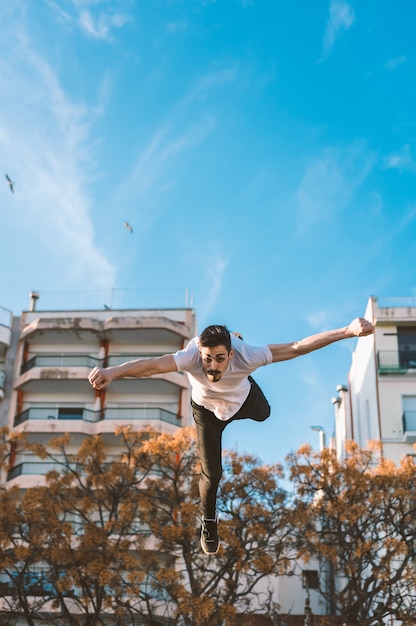 Joven deportista practicando el parkour.