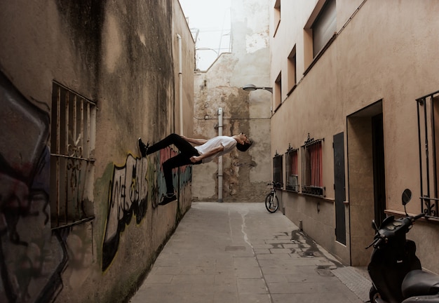 Joven deportista practicando el parkour.