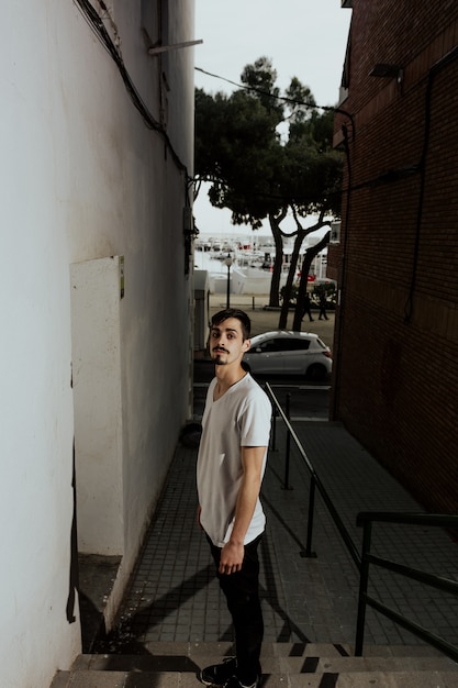 Joven deportista practicando el parkour.