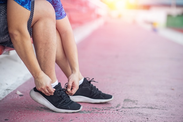 Joven deportista preparándose para el atletismo