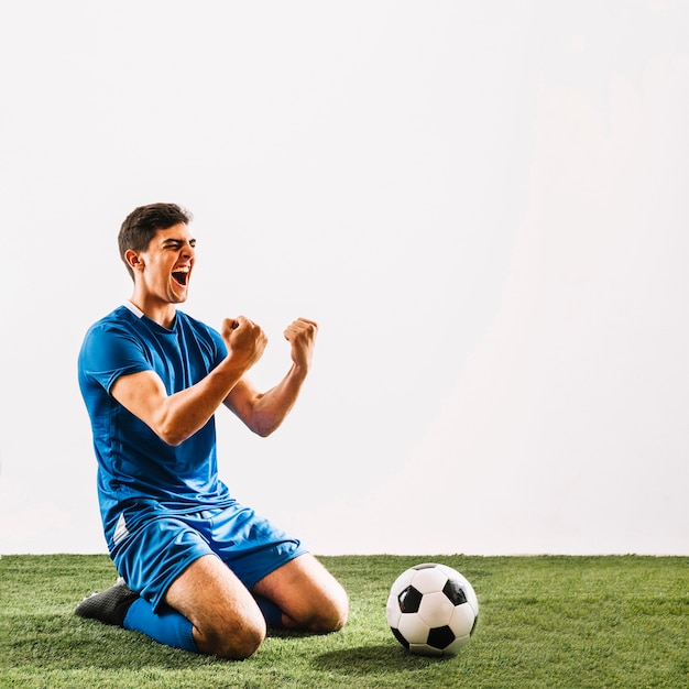 Foto joven deportista regocijándose por la victoria en el campo