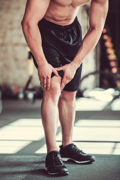 Joven deportista trabajando