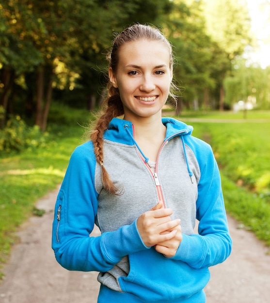 Joven deportiva al aire libre