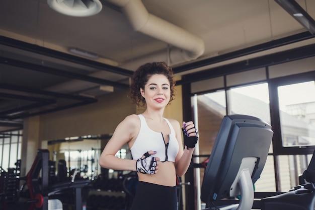 Joven deportiva en el gimnasio